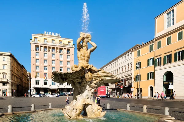 A Fonte de Tritão na Piazza Barberini em Roma — Fotografia de Stock