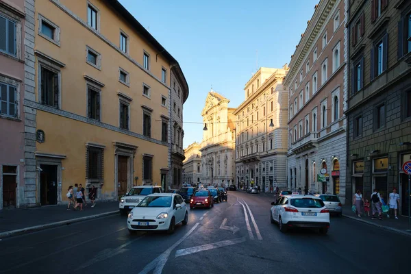 Straßenszene mit Verkehr und Menschen in Rom, Italien — Stockfoto