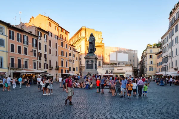 Campo dei fiori bei Sonnenuntergang mit dem Denkmal für Giordano Bruno im Zentrum Roms — Stockfoto