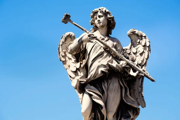 Antike engel-statue am ponte sant 'angelo in rom — Stockfoto