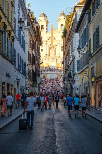Straßenszene im Zentrum Roms mit den spanischen Stufen im Hintergrund — Stockfoto