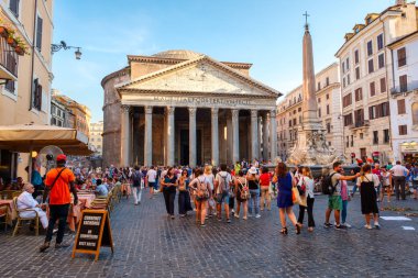 Gün batımında Merkezi Roma'da Pantheon