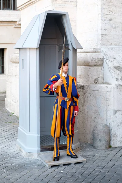 Soldier of the Pontifical Swiss Guard at the Vatican City — Stock Photo, Image