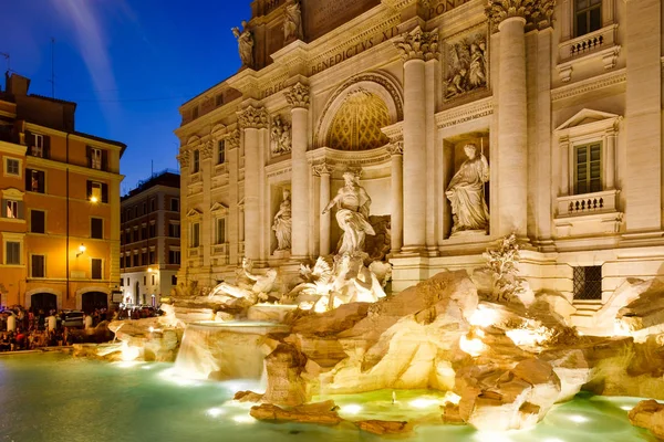 A famosa Fonte de Trevi iluminada à noite em Roma — Fotografia de Stock