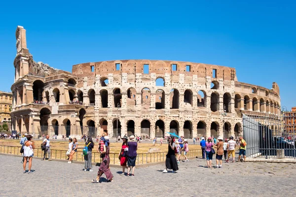 Visitatori fuori dal Colosseo di Roma — Foto Stock