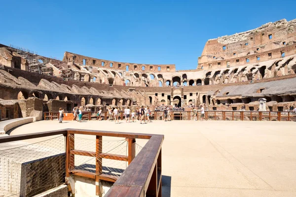 Visitatori del Colosseo di Roma in una soleggiata giornata estiva — Foto Stock