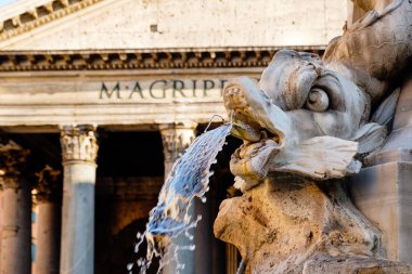 Eski Çeşmesi ve Panteon Merkezi Roma