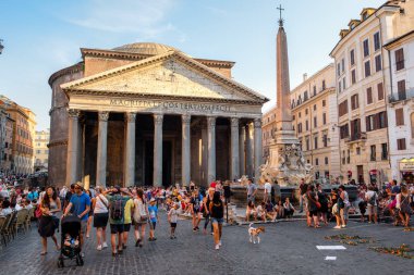 Gün batımında Merkezi Roma'da Pantheon