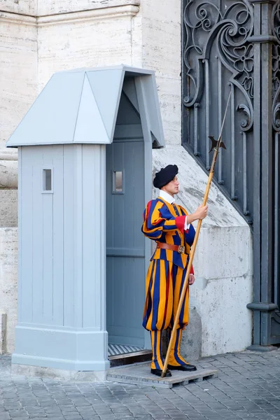 Soldado da Guarda Suíça Pontifícia na Cidade do Vaticano — Fotografia de Stock