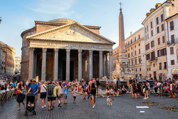 Gün batımında Merkezi Roma'da Pantheon