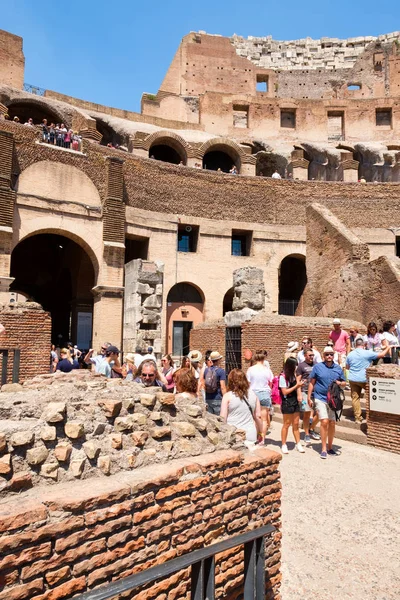 Visitatori del Colosseo di Roma in una soleggiata giornata estiva — Foto Stock