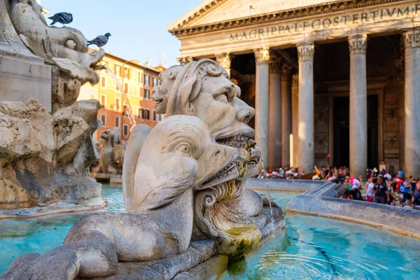 Eski Çeşmesi ve Panteon Merkezi Roma