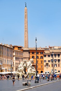 Turistler ve yerliler için Merkezi Roma'da Piazza Navona adlı