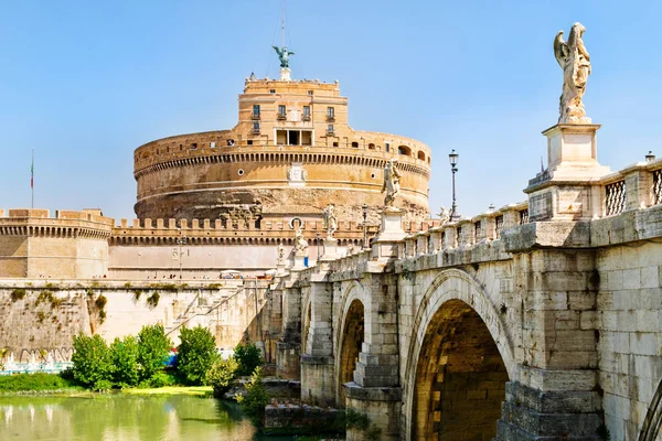 Castel Sant 'Angelo and the Ponte Sant' Angelo in Rome — стоковое фото