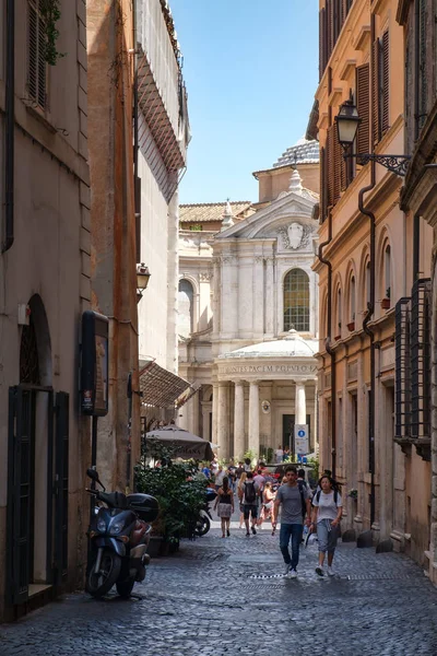 Urban scen med en gammal kyrka på en smal gata i Rom — Stockfoto