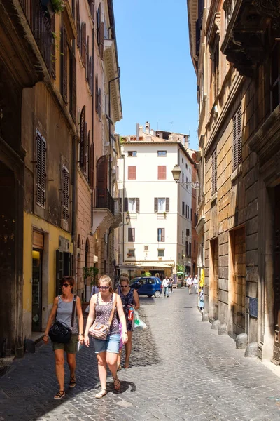Stadtbild an einer engen Kopfsteinpflasterstraße in Rom — Stockfoto