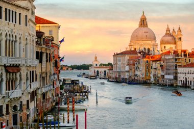 Gün batımında Venedik'te büyük Kanal
