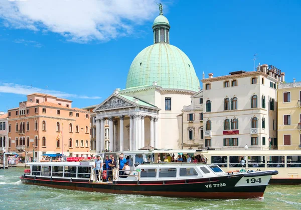 Vaporetto navegando por el Gran Canal de Venecia — Foto de Stock