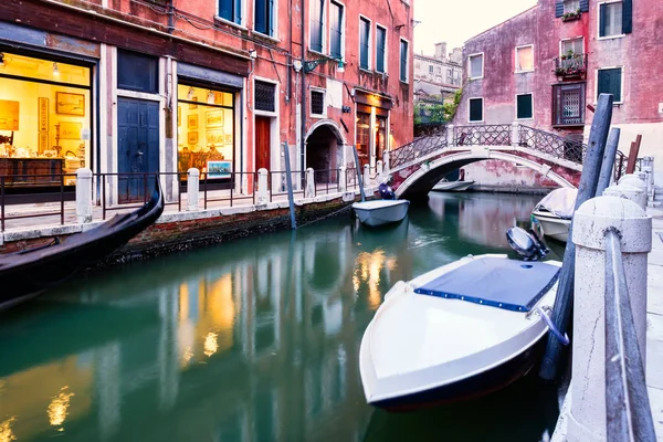 Bateaux et vieilles maisons sur un canal étroit à Venise au coucher du soleil — Photo