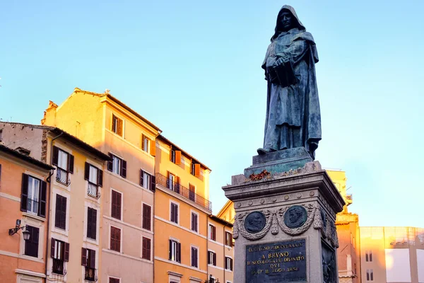 Giordano Bruno Merkezi Roma'da Campo dei Fiori adlı anıt