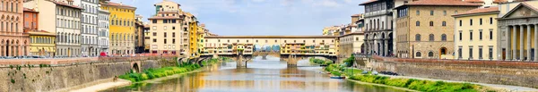 De stad Florence en de Ponte Vecchio over de rivier de Arno — Stockfoto