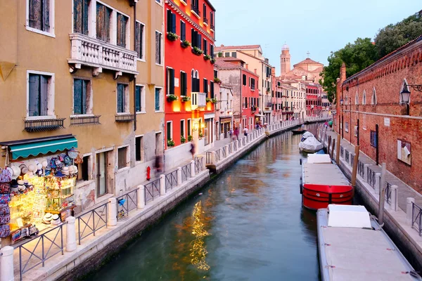 Venezianische Kanäle bei Sonnenuntergang — Stockfoto