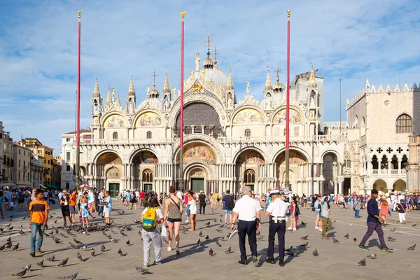 Plaza de San Marcos en un hermoso día de verano en Venecia —  Fotos de Stock