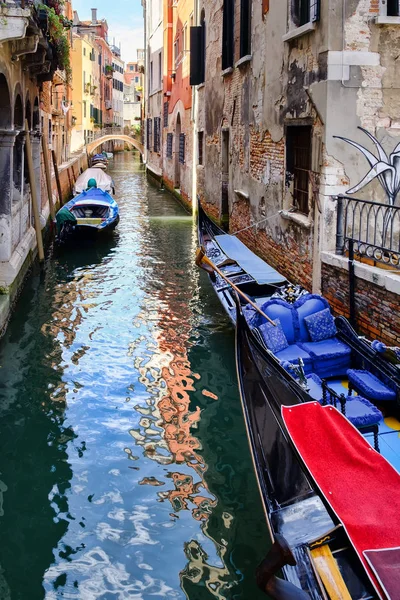 Gondeln und kleine Boote auf einem schmalen Kanal in Venedig — Stockfoto