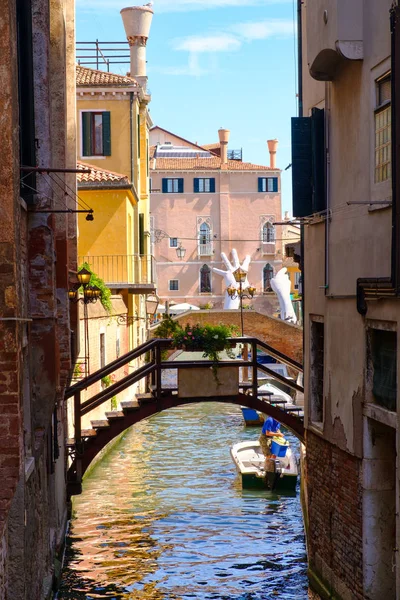 Brücke über einen schmalen Kanal, umgeben von alten Gebäuden in Venedig — Stockfoto