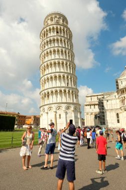 Leaning Tower of Pisa fotoğrafını çekmek turist