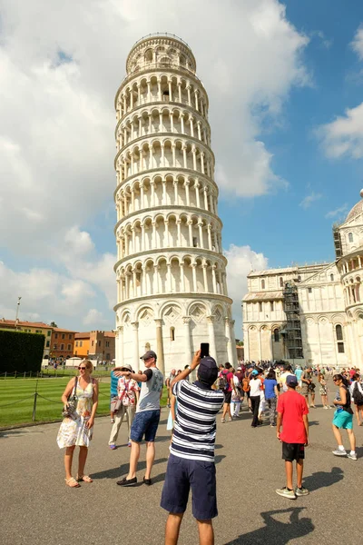 Touristes prenant des photos de la Tour penchée de Pise — Photo