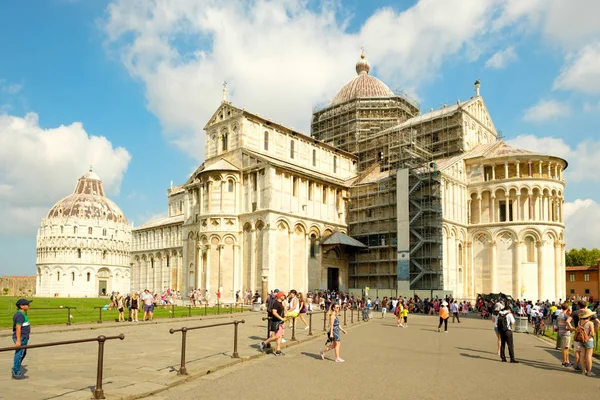 Τουρίστες δίπλα από τον καθεδρικό ναό στην πλατεία Piazza del Duomo Pisa, Ιταλία — Φωτογραφία Αρχείου