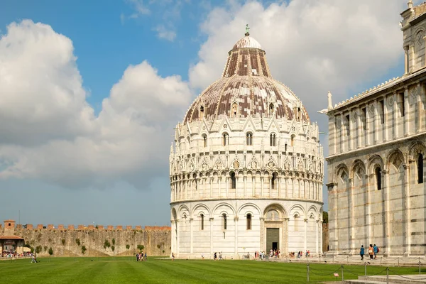 Το βαπτιστήριο και ο καθεδρικός ναός στην πλατεία Piazza del Duomo Pisa, Ιταλία — Φωτογραφία Αρχείου