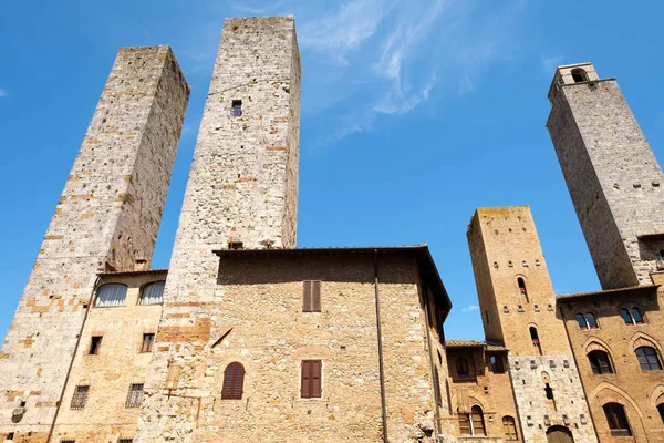 Torri medievali nella città collinare di San Gimignano in Italia — Foto Stock
