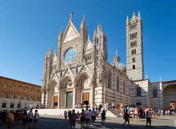 Turistas e moradores ao lado da Catedral de Siena, na Toscana, Itália — Fotografia de Stock