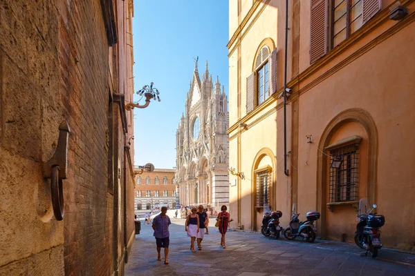 Straßenszene in der italienischen Stadt Siena mit Blick auf die Kathedrale — Stockfoto