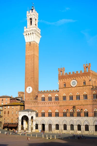 The Palazzo Publico at Piazza del Campo on the city of Siena, Italy — Stock Photo, Image