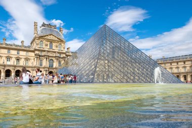 Paris Louvre Müzesi giriş