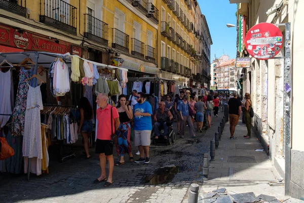 Pessoas que fazem compras em El Rastro, um popular mercado ao ar livre em Madrid — Fotografia de Stock