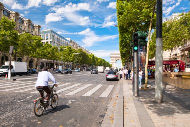 Yanındaki Arc de Triomphe Paris'in merkezinde Champs-Elysees