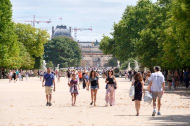 Yaz günü Paris'te Tuileries Gardens