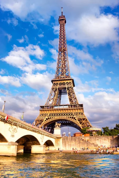 La Tour Eiffel par une belle journée d'été à Paris — Photo
