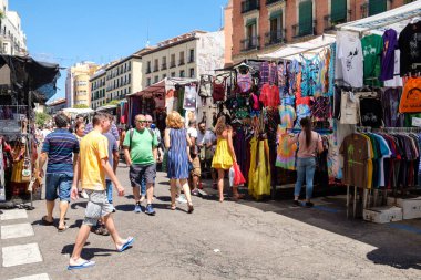 İnsanlar, el Rastro alışveriş en popüler pazarı Madrid'de açık