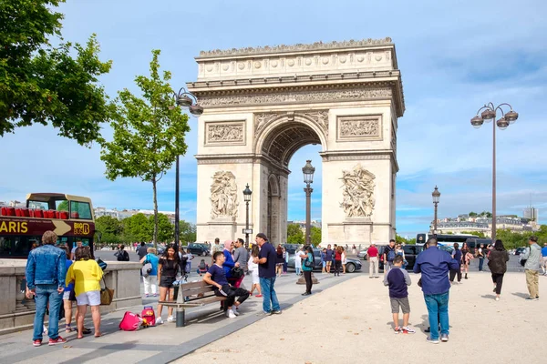 Champs-Elysees caddesi Champs Elysées ve Arc de Triomphe Paris bir yaz