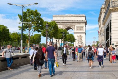 Champs-Elysees caddesi Champs Elysées ve Arc de Triomphe Paris bir yaz