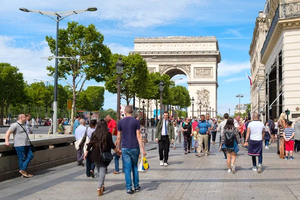 Les Champs-Élysées et l'Arc de Triomphe à Paris en été — Photo