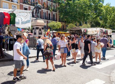 İnsanlar, el Rastro alışveriş en popüler pazarı Madrid'de açık