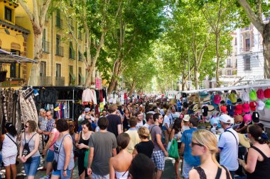 İnsanlar, el Rastro alışveriş en popüler pazarı Madrid'de açık