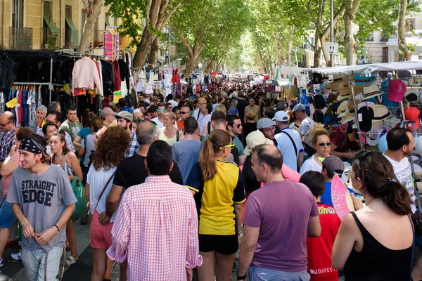 İnsanlar, el Rastro alışveriş en popüler pazarı Madrid'de açık