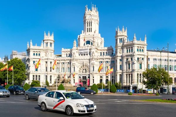 Plaza de Cibeles en het paleis van Cibeles, een symbool van Madrid — Stockfoto